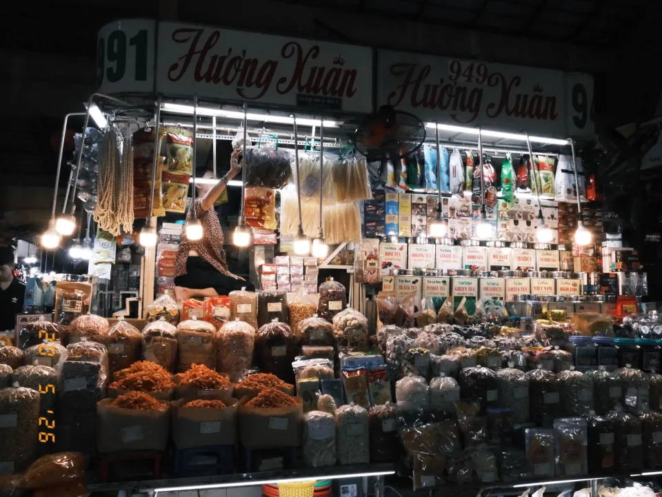 Khu bàn trong nhà
